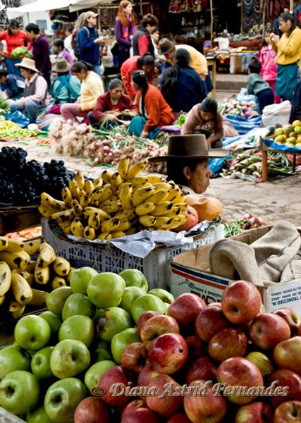Peru-Sacred-Valley-market-scene